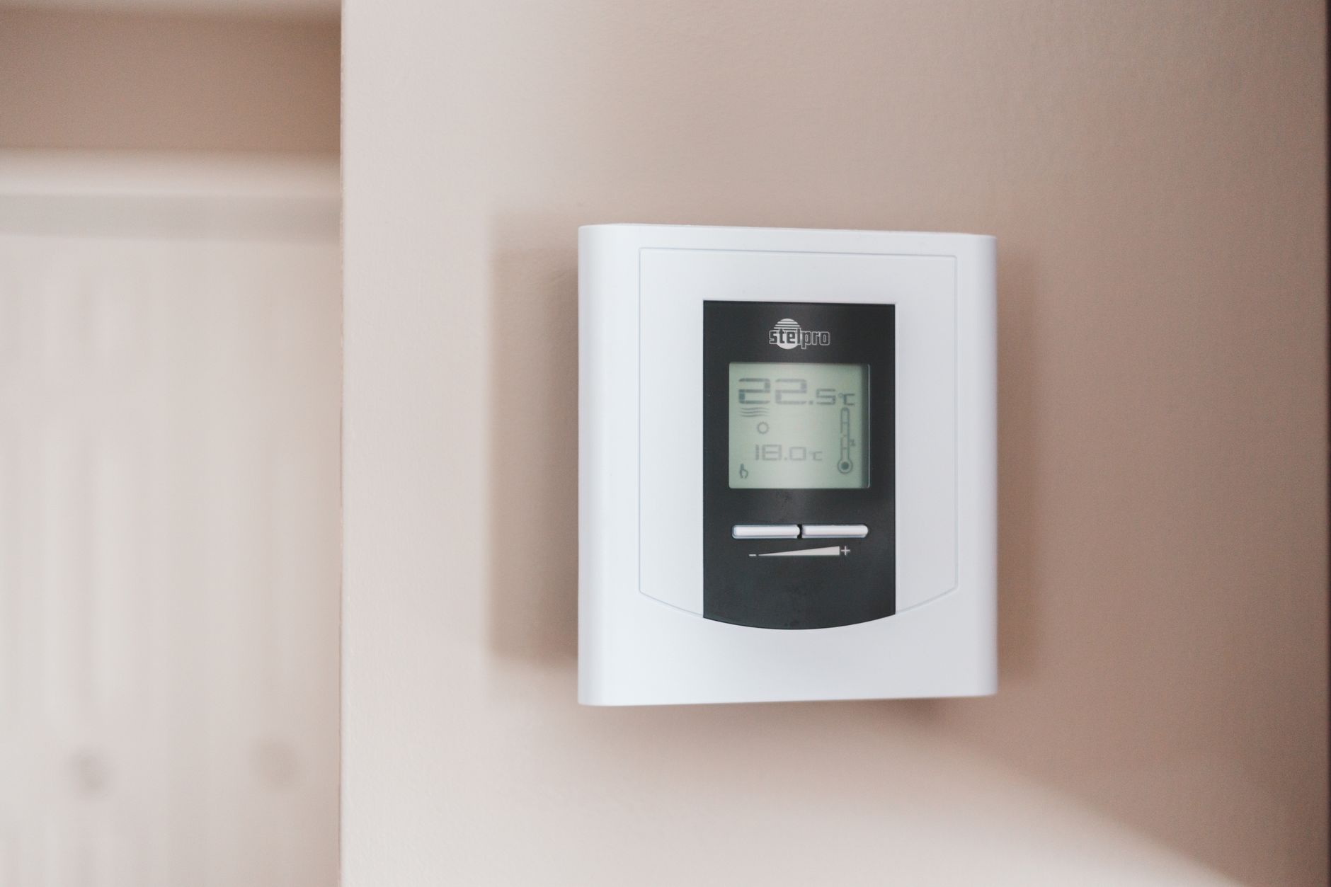 Intelligent temperature controller display set to eco mode